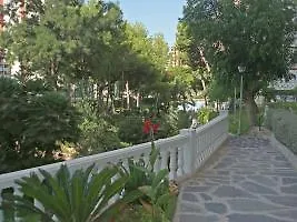 Playmon Park Отель